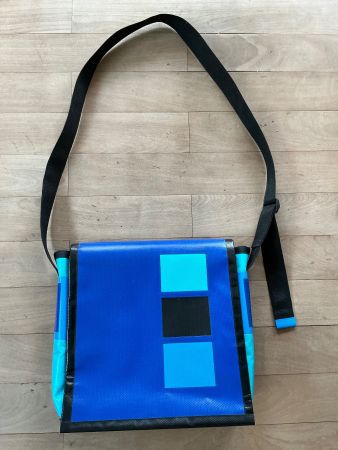 Coole Umhängetasche aus Blache, robust und wasserdicht!