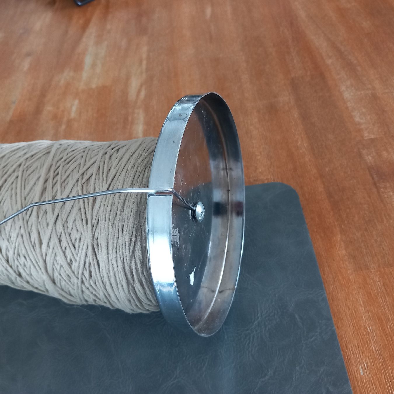 Lana: Grosse Garnspuhle mit Metallhalter – Usato da Aegerten venduto da gismolini 3