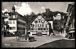 AK Sarnen, Dorfplatz mit Brunnen