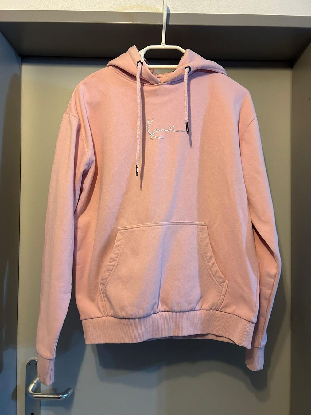 Maglioni & Felpe: Karl Kani, Kapuzenpullover in Pink – Usato da Oberurnen venduto da simgug