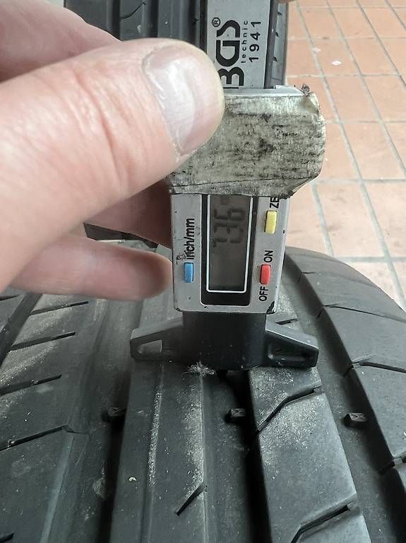 Pneus & Kompletträder: Sommer Reifen Continental 235/35/19 – Gebraucht aus Regensdorf von arm_2cb9 3