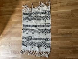 Kleiner Teppich gemustert mit Fransen
