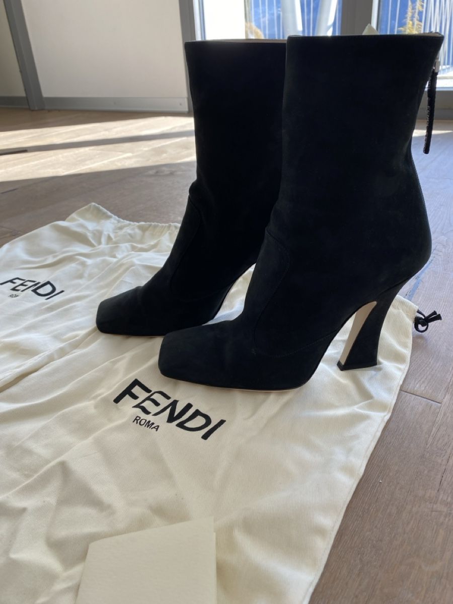 Fendi Scarpe da donna: Bottines  Fendi en daim noir taille 38 – Usato da Champlan venduto da Ger77