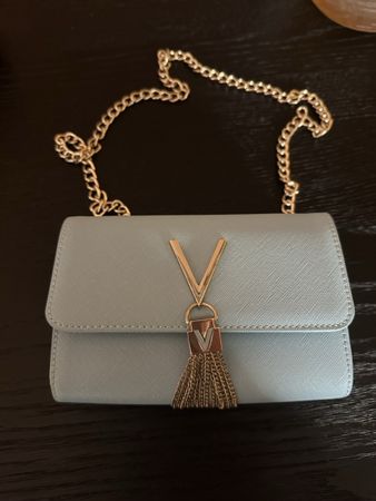 Handtasche von Valentino Zartblau mit Goldkette - Wie Neu!