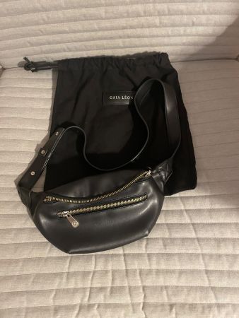 Schwarze Bauchtasche aus Kaktusleder von Gaia Leon vegan