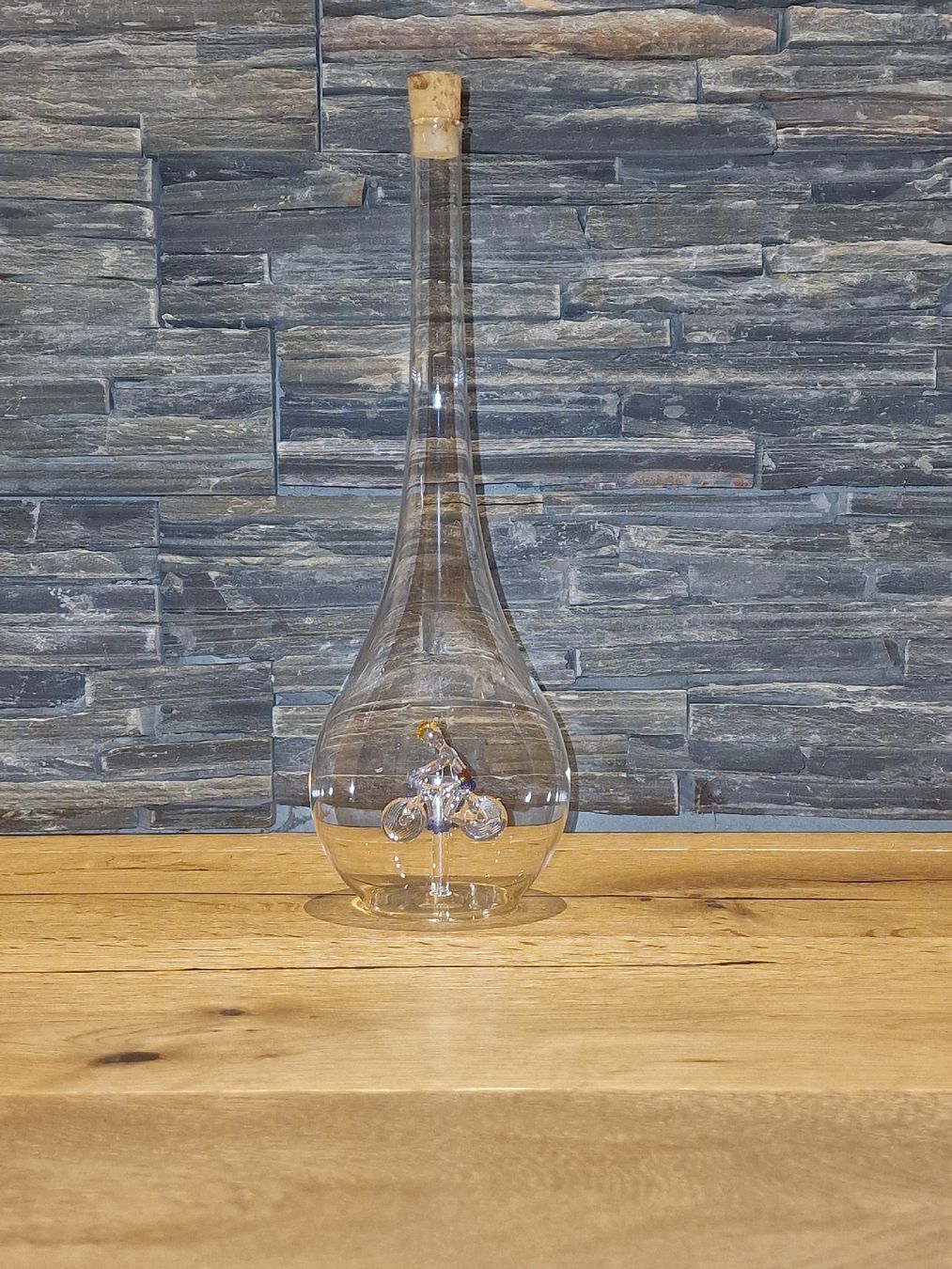 Sonstiges: Schnapsflasche mit Radfahrer aus Glas – Gebraucht aus Mettmenstetten von humoer