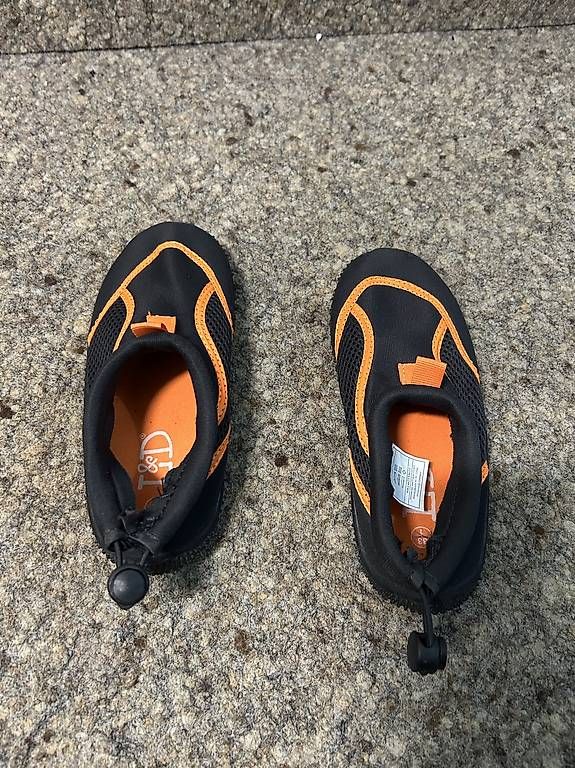 Scarpe per ragazzi: Wasserschuhe Badeschuhe Gr. 33 – Usato da Esslingen venduto da Tksales 1