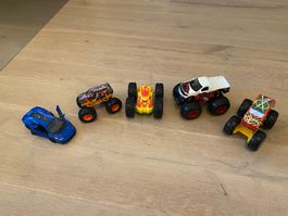 Cooles Set von 5 Spielzeugautos: Monster Trucks & Sportwagen
