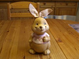 herziger, verschmitzter Hase aus Keramik, Osterdekoration