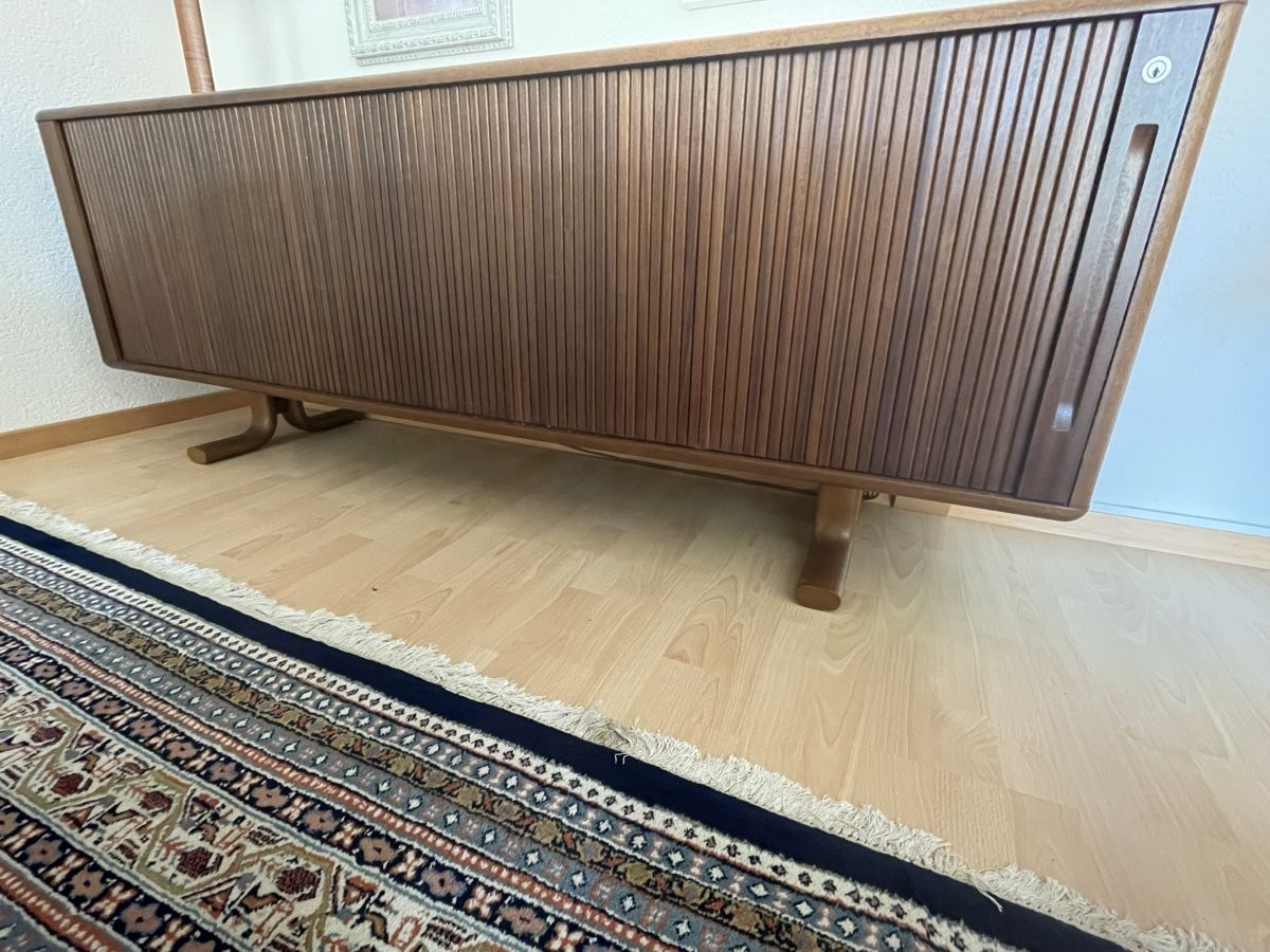 Bureaux: Bürotisch mit 4 Stühlen und Sideboard – D'occasion à Läufelfingen par kimidana 1