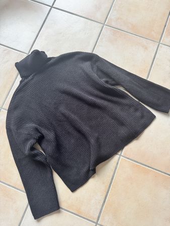 Pull noir col roulé