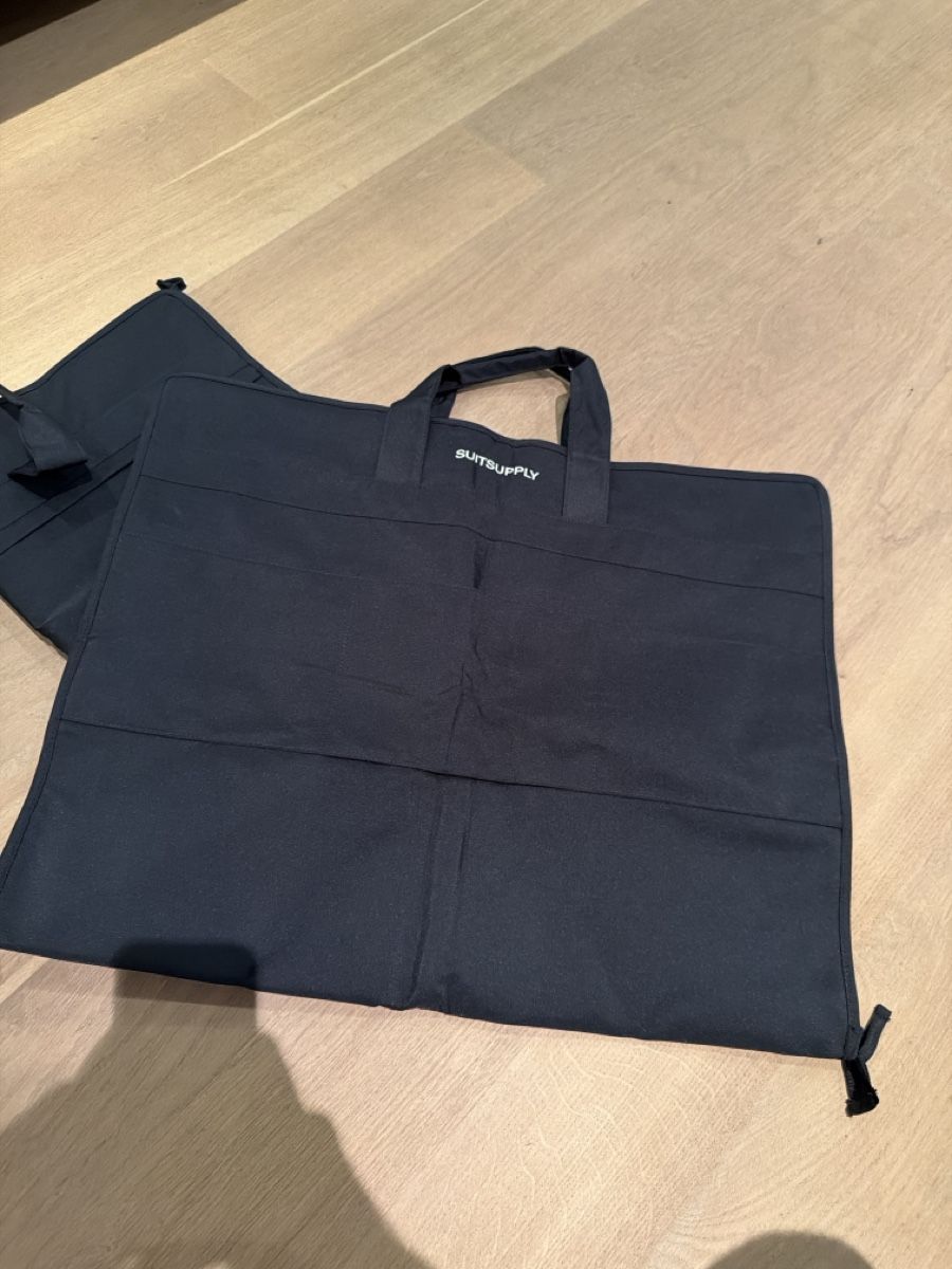 Lotti di vestiti: Kleidersäcke Suitsupply 2 Stück – Usato da Pfäffikon SZ venduto da fab_zw76 1