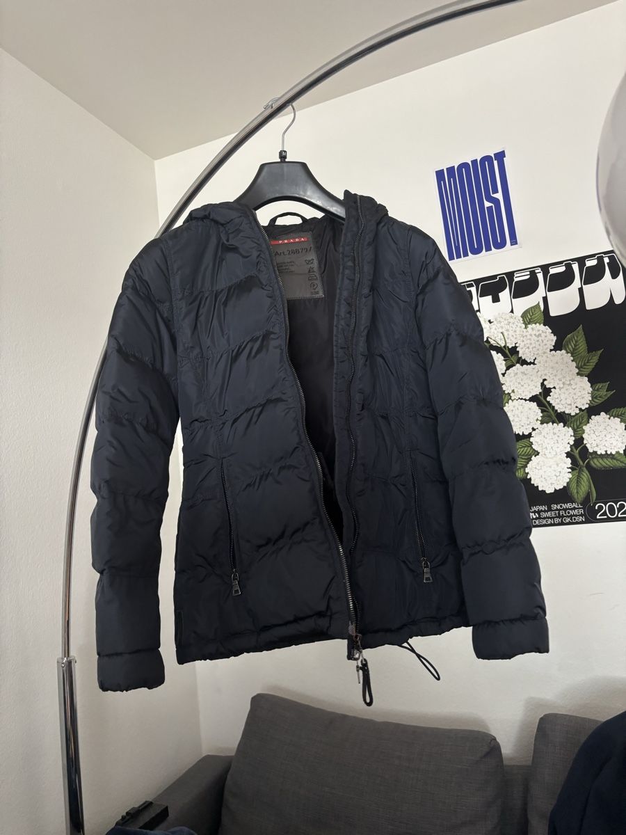 Prada Giacche: Prada Winterjacke schwarz mit Kapuze – Usato da Zürich venduto da Viviennedora