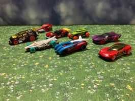 Hot Wheels Autos (8 Stück) mit viel Zubehör