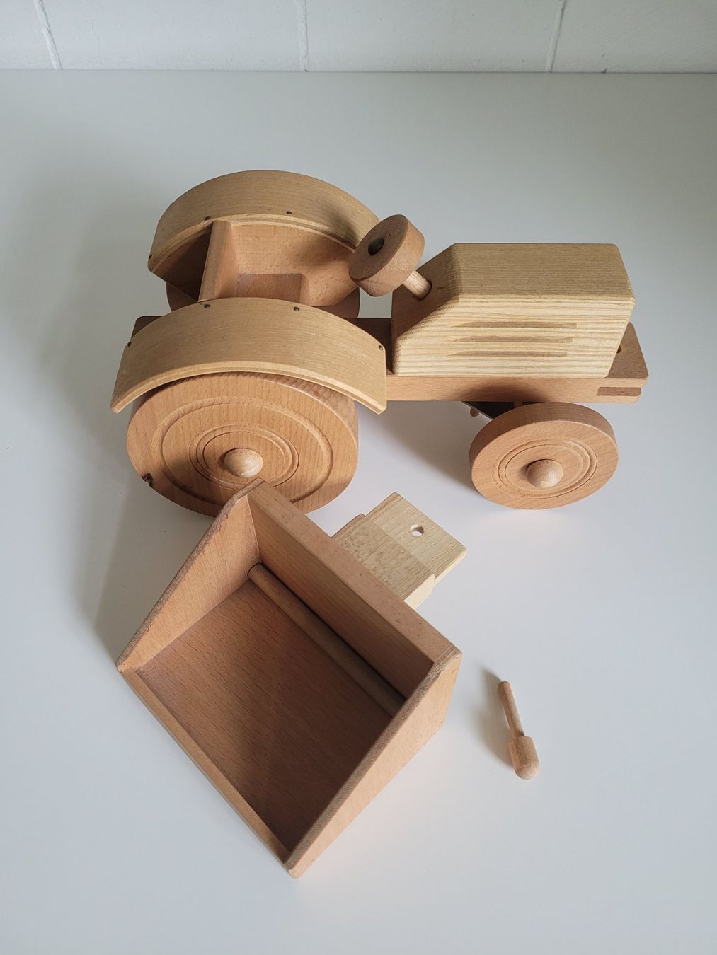 Spielzeuge: Holz Traktor Spielzeug Handarbeit – Gebraucht aus Zofingen von Loop_ReSale 2