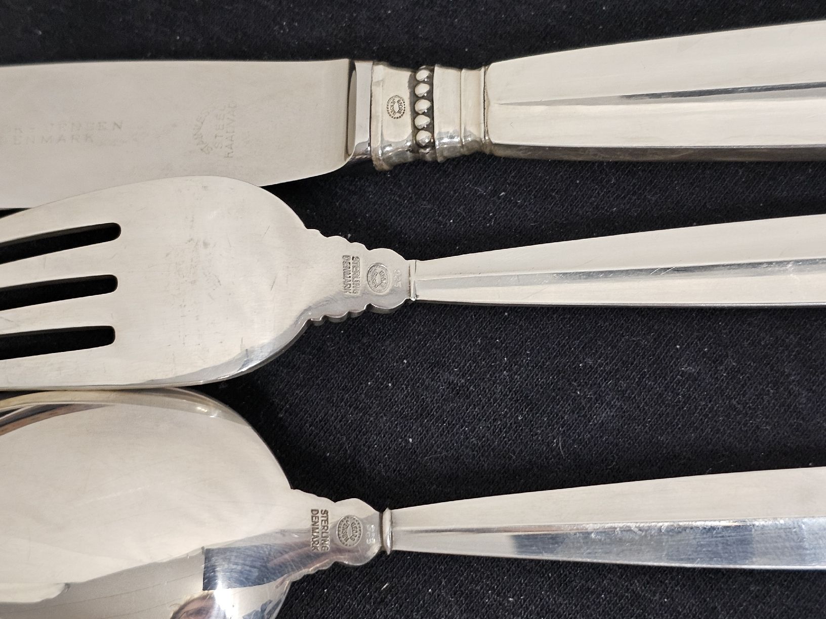 Jensen Bestecksets: Silberbesteck 3-teilig, Messer, Gabel, Löffel Jensen – Gebraucht aus Wolfertswil von Antiko 3