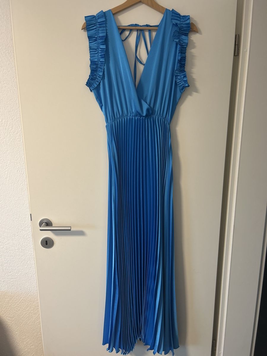 Kleider: Elegantes Maxikleid mit Volants, Grösse M – Gebraucht aus Schwarzenbach SG von spa_28pd