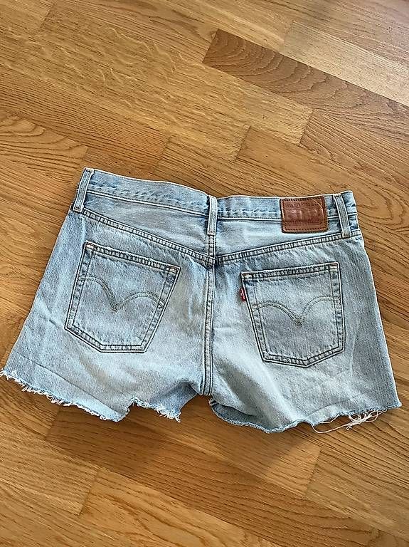 Jeans: LEVI'S Jeansshorts Gr. 28 – Usato da Liestal venduto da Schatzsucher90