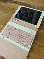 Ipad mit Tastatur und Hülle