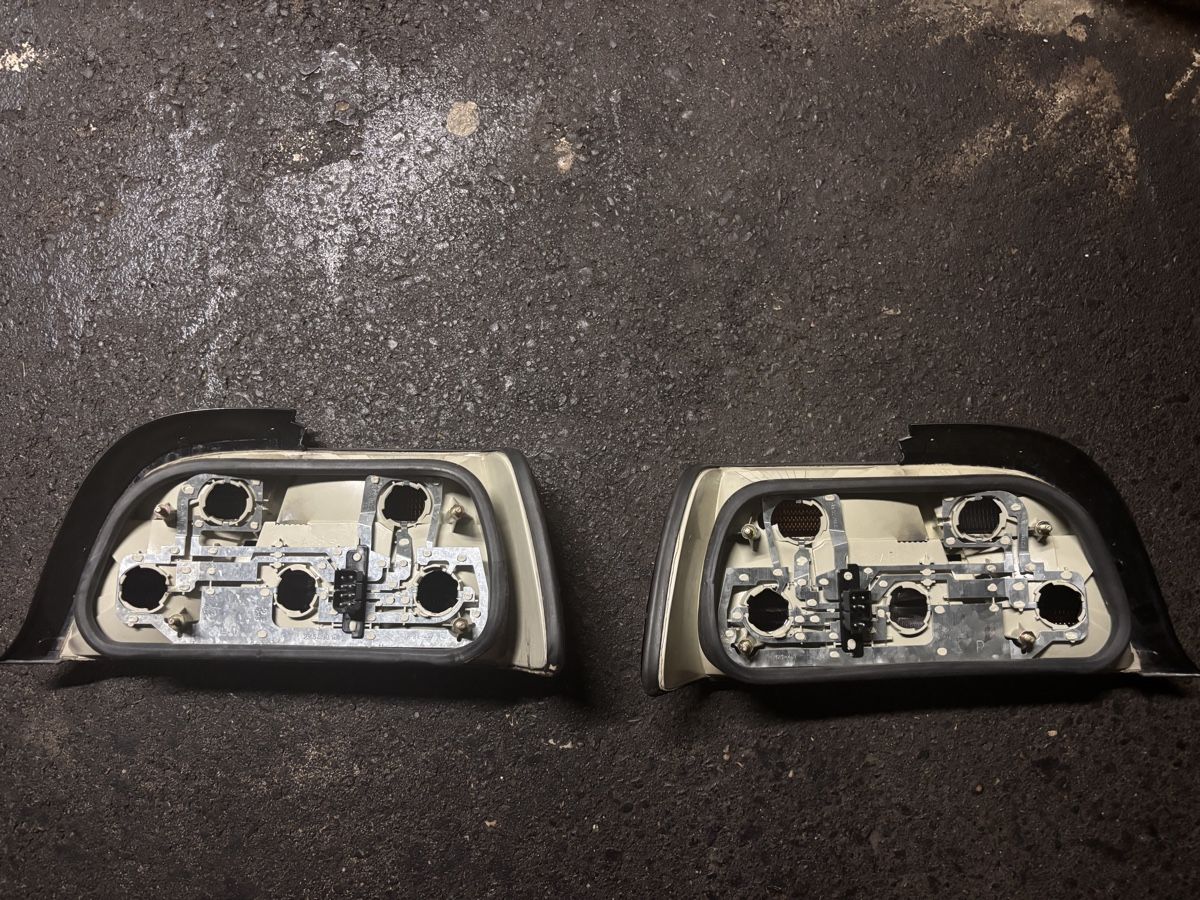 Tutti pezzi di ricambio auto: BMW E36 Original Rückleuchten – Usato da Emmenbrücke venduto da noe_7xsd 1