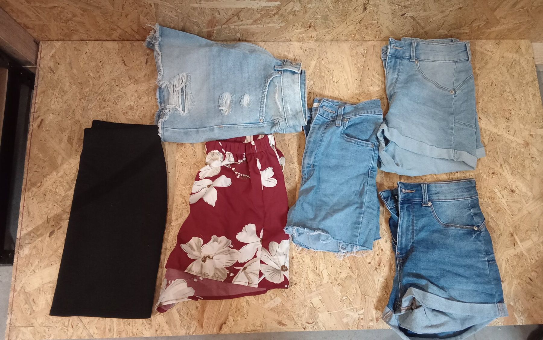 Lotti di vestiti: 5 kurze Hosen, 1 Jupe – Usato da Mollis venduto da 5903philipp 1