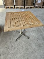 Quadratischer Gartentisch "Il giardino di legno" Metallfuss