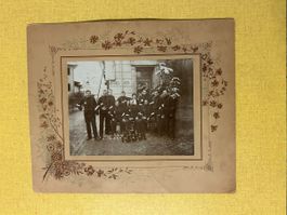 Historische Fotografie Feuerwehrmänner mit Bier 20. Jahrhund