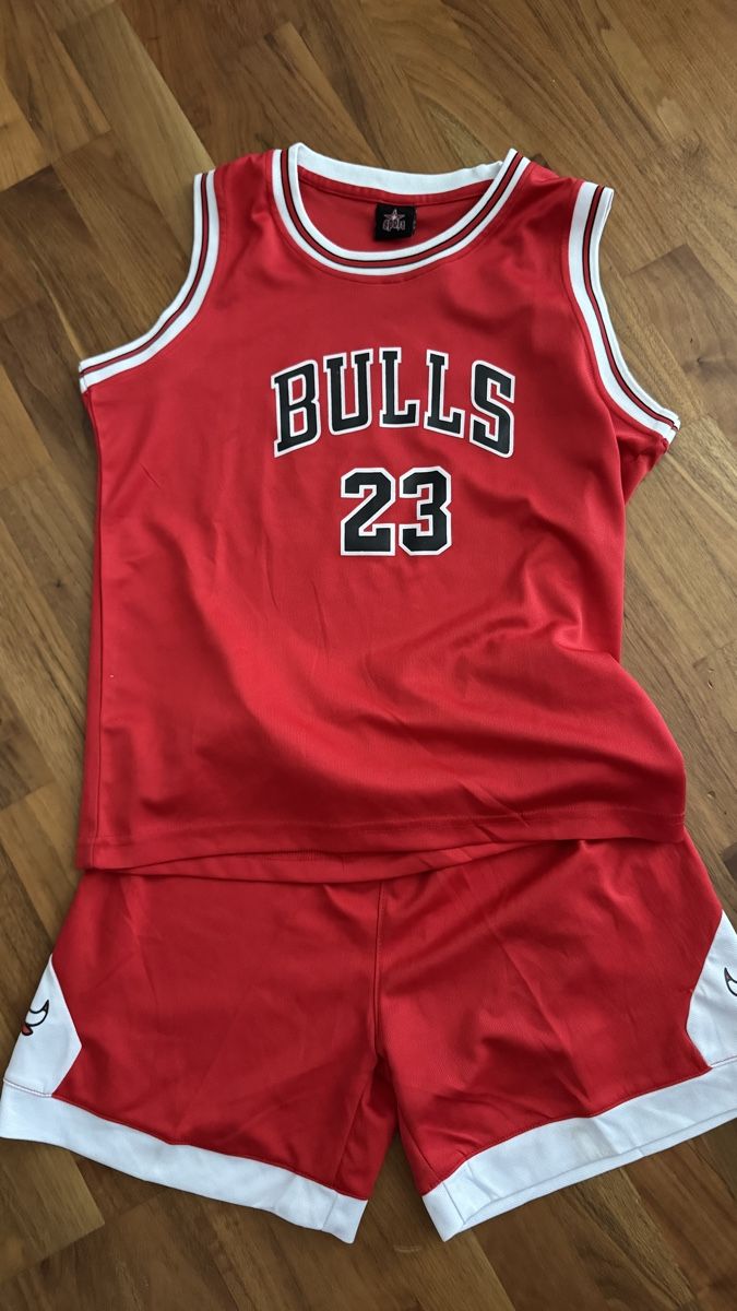 Scarpe, pantaloni & magliette da ginnastica: Bulls Shirt und Hose – Usato da Diepoldsau venduto da Bluesky1