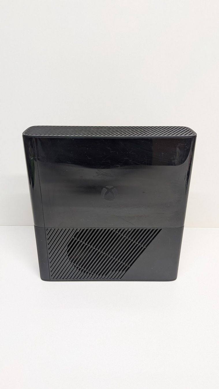 Microsoft Console: Microsoft Xbox 360 E mit Controller und 5 Spielen – Usato da Menziken venduto da mame18 4