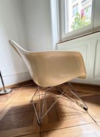 Eames Fiberglass Lounge Armchair LAR - Neuwertig - VITRA