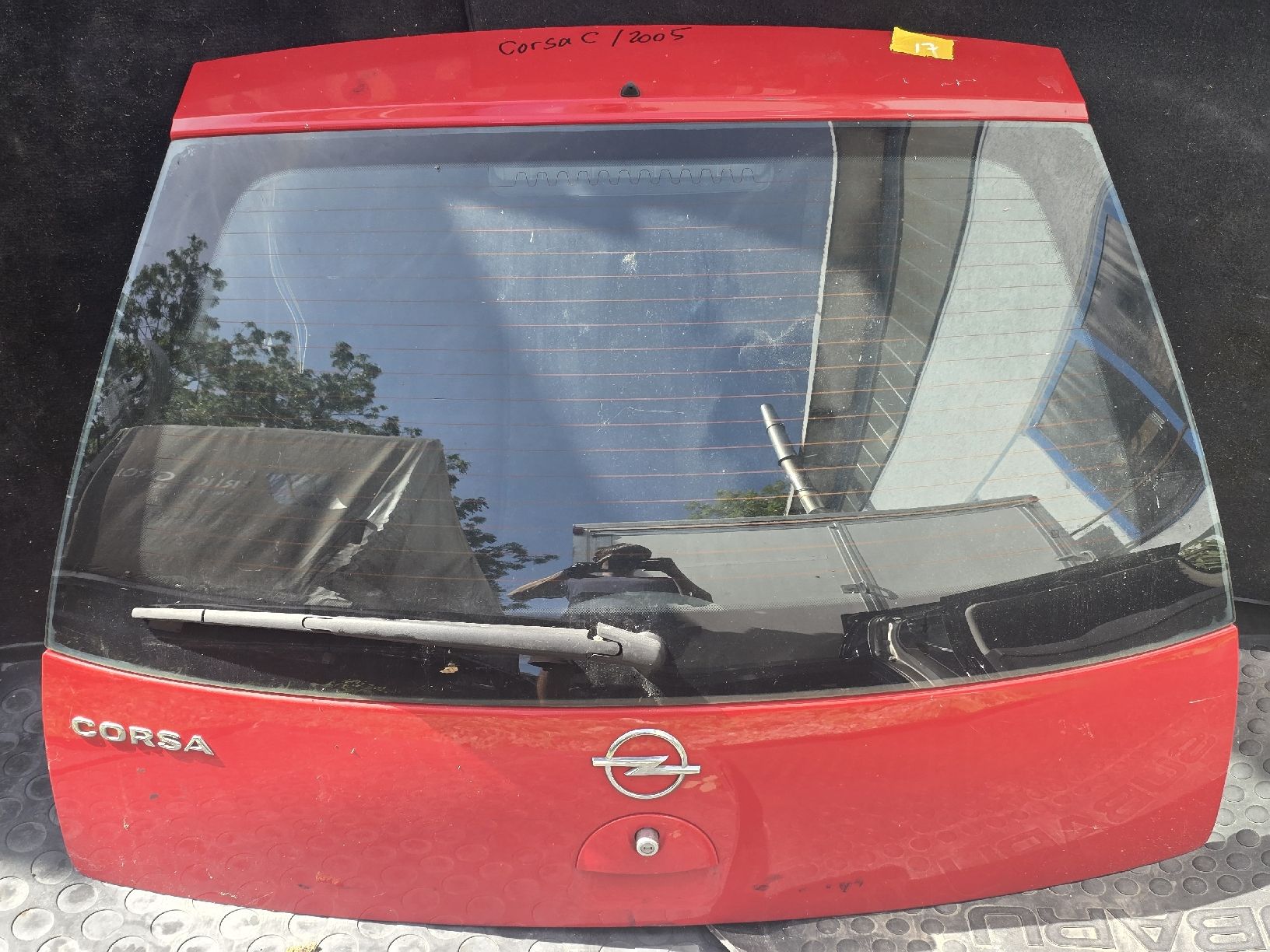Tutti pezzi di ricambio auto: Opel Corsa C Heckklappe 2005 rot – Usato da Muhen venduto da SHS98