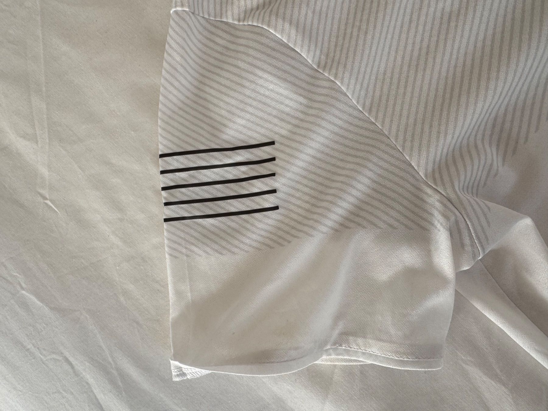 Salomon T-shirt: Salomon White Athletic T-Shirt - Size M – Usato da Zürich venduto da CircularEco 1