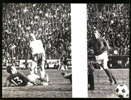 Fotografie Fussball, Uwe Seeler erzielt 