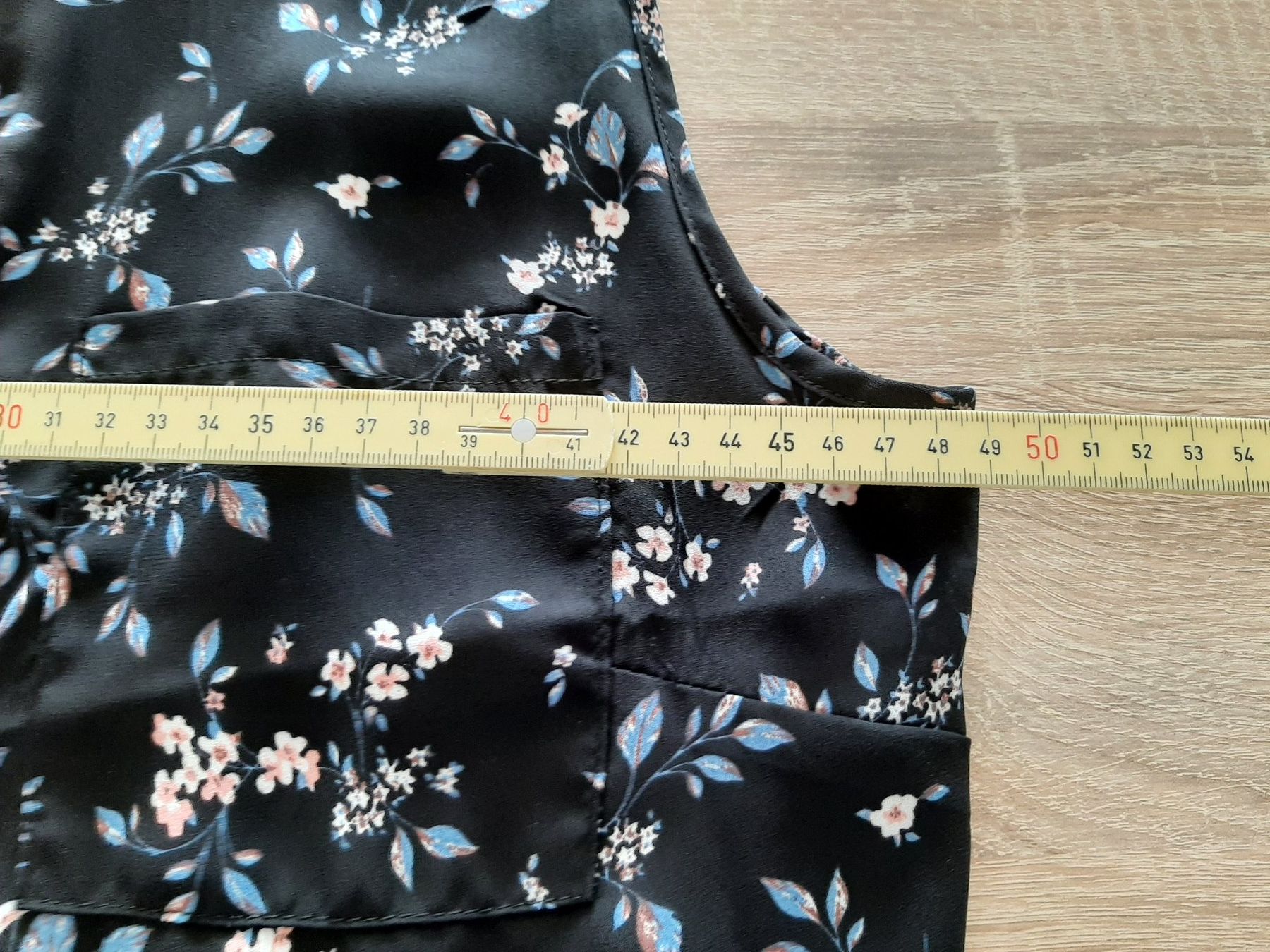 Blusen: Ärmellose Bluse schwarz Blumenmuster Gr. L – Gebraucht aus Menziken von Rien1 2