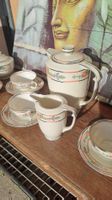 Service à café vintage avec motifs floraux et décorations