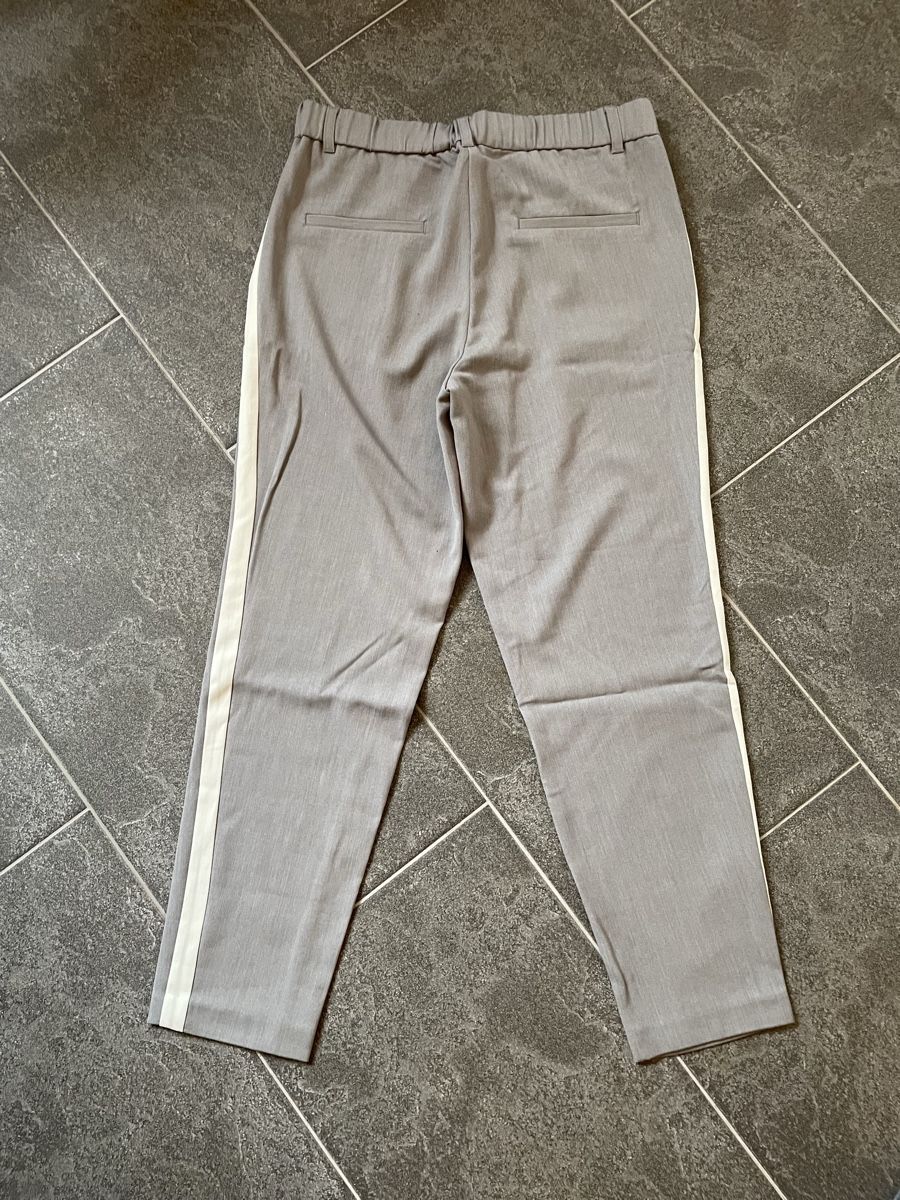 Pantaloni: Graue Stoffhose mit Seitenstreifen – Nuovo (secondo la descrizione) da Böttstein venduto da nco_gbz9 1
