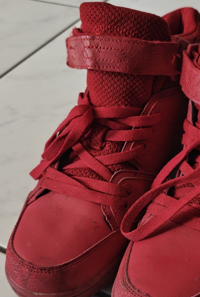 Herrenschuhe: Rote Sneaker mit Klettverschluss, Grösse 43 – Gebraucht aus Boniswil von Alessio42