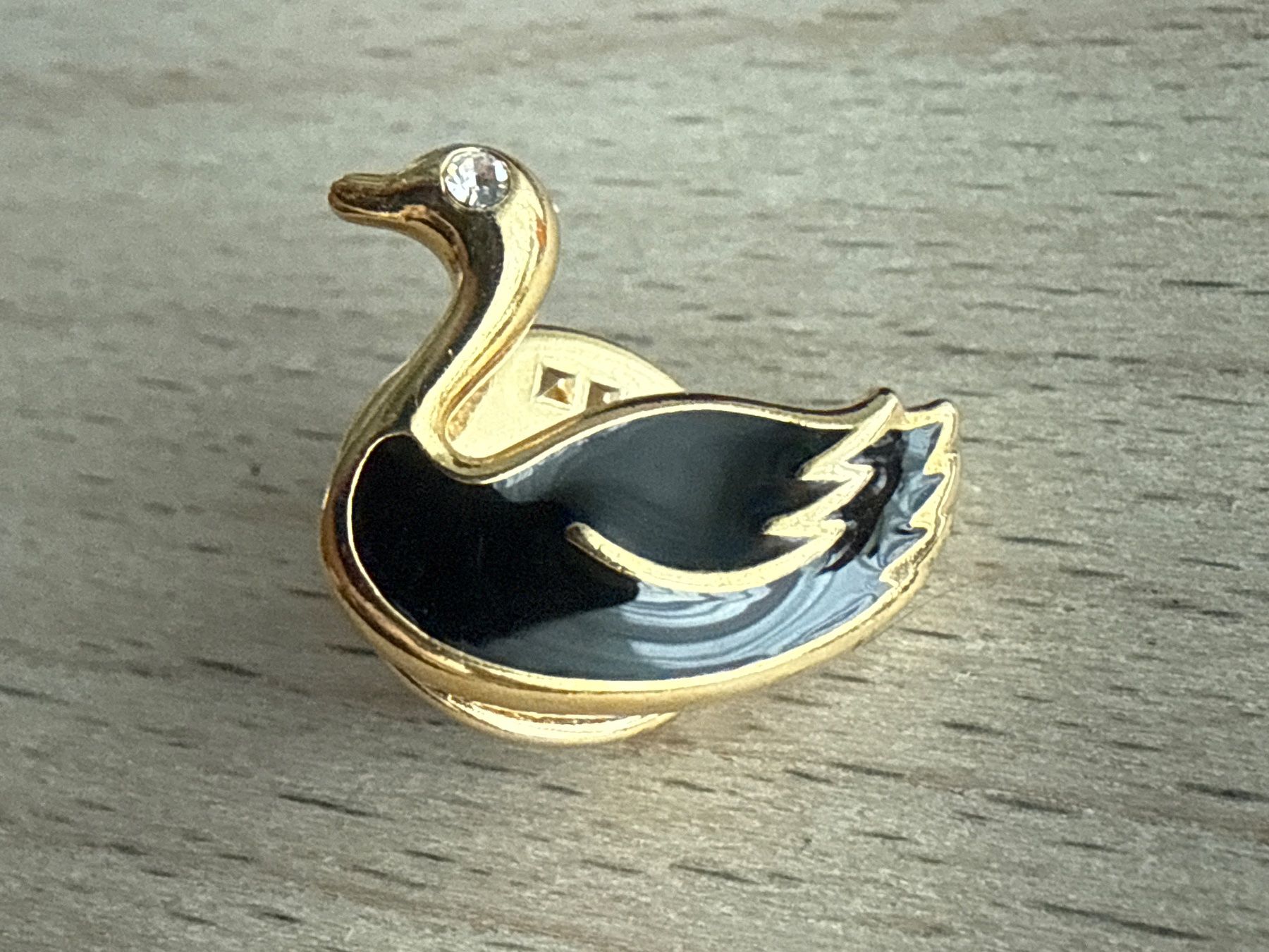 Plaketten & Abzeichen: Pin Schwan – Gebraucht aus Glattbrugg von Schweigmatt