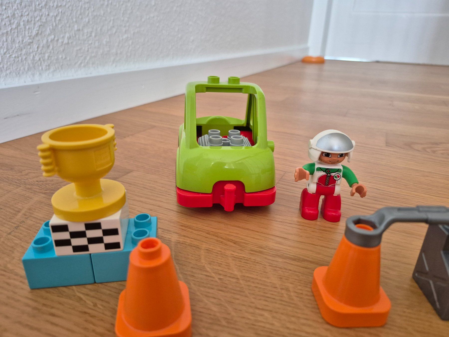 Lego Spielzeuge: lego Duplo Rennwagen 10589 – Gebraucht aus Riehen von Sportx 1