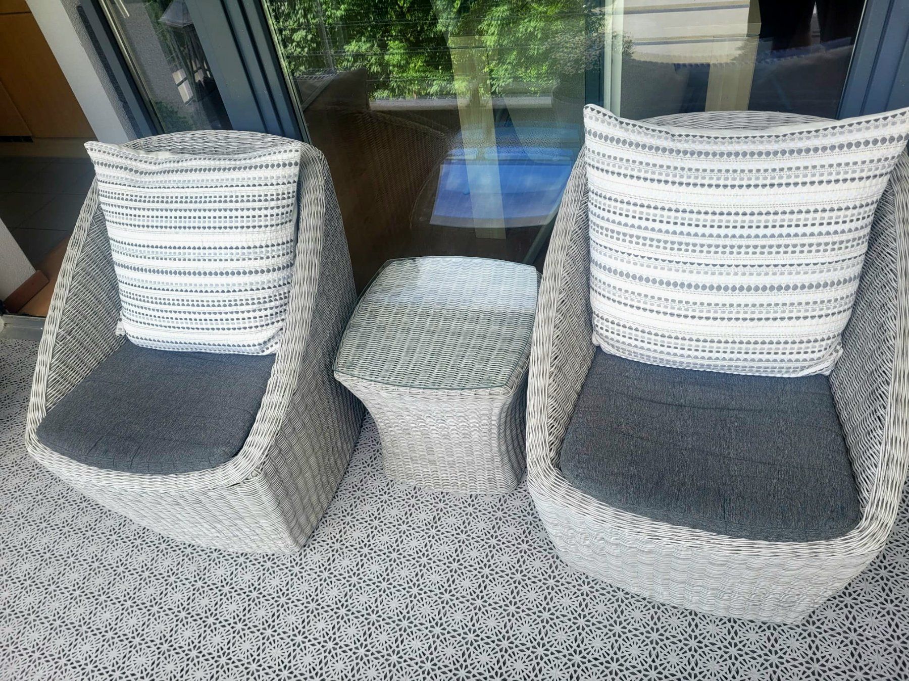 Set di tavolo e panche: Balkonmöbel-Set: 2 Sessel und 1 kleiner Tisch – Usato da Obernau venduto da Corolli