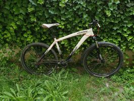 Specialized Hardtail MTB mit neuen Teilen