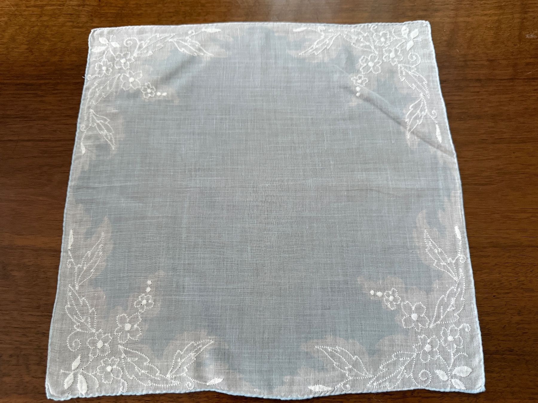 Altro in  Abbigliamento & Accessori: Taschentuch mit Blumenstickerei hellblau/weiss – Usato da Erstfeld venduto da Mario_boe0