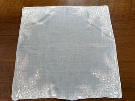 Taschentuch mit Blumenstickerei hellblau/weiss