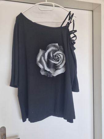 Damen Shirt schwarz mit Rosen Motiv und Cutout Schulter 46