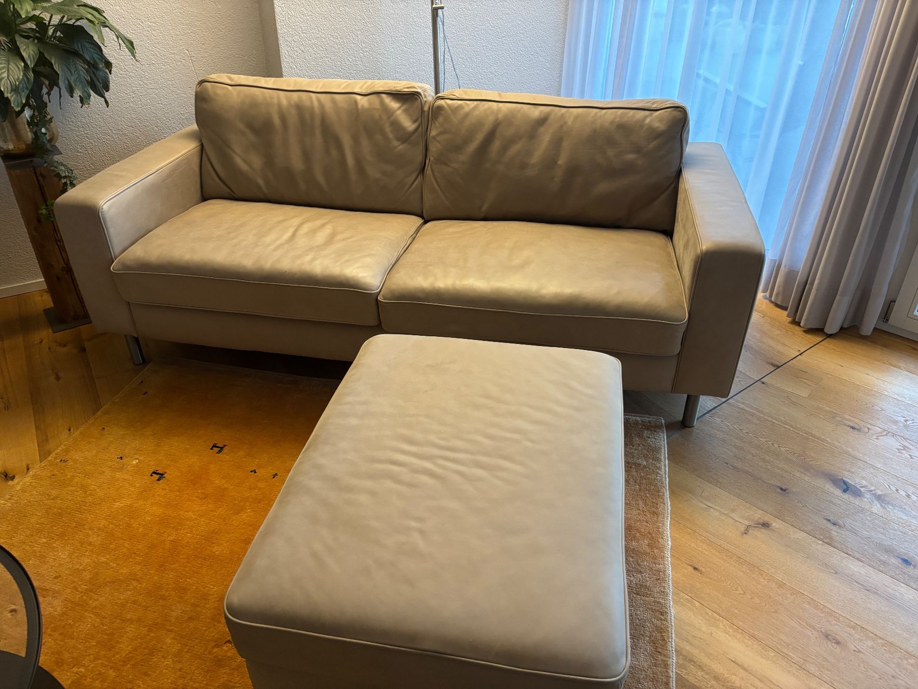Pfister Sofas: Ledersofa mit passenden Polsterhocker – D'occasion à Lohn-Ammannsegg par brainy66