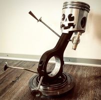 Schädel aus Motorteilen