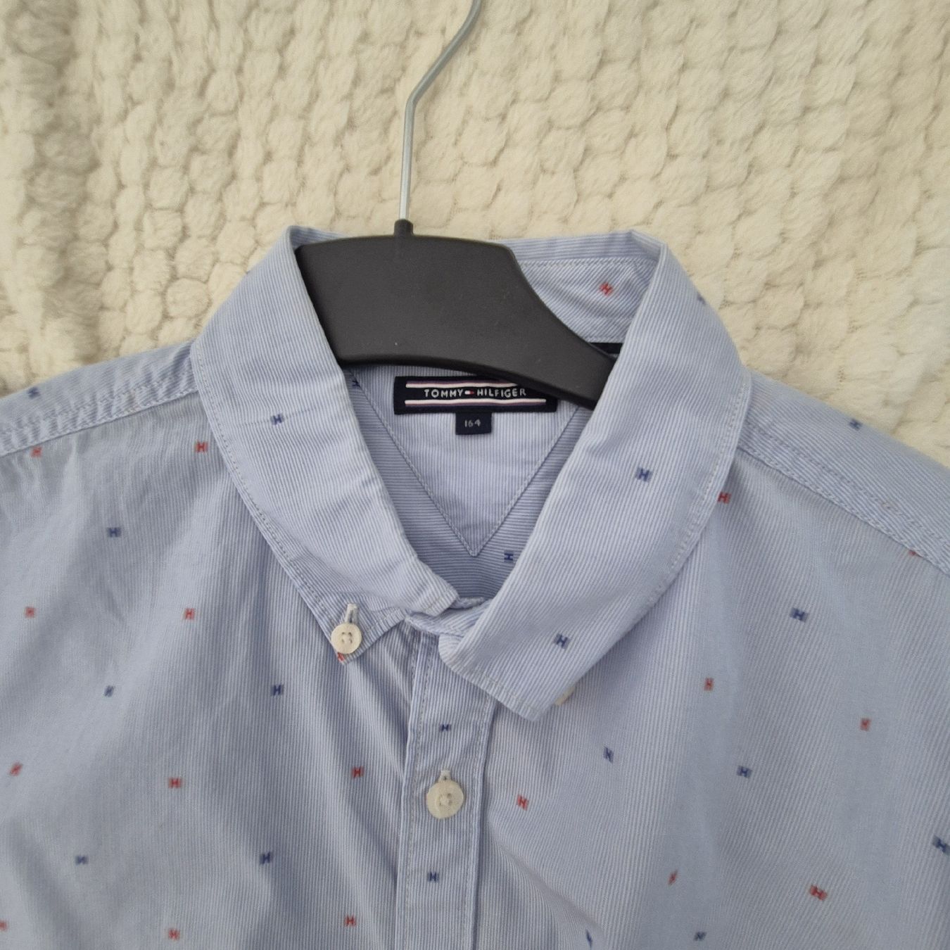 Tommy Hilfiger Blusen, T-Shirts & Tops: Hemdbluse Tommy Hilfiger hellblau Grösse 164 – Gebraucht aus Münchenstein von yes_l59n 2
