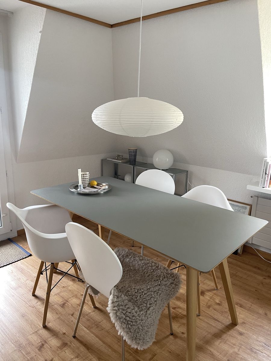 Tavoli: Schicker Linoleum Esstisch mit Holzbeinen – Usato da Horgen venduto da nin_b8nb