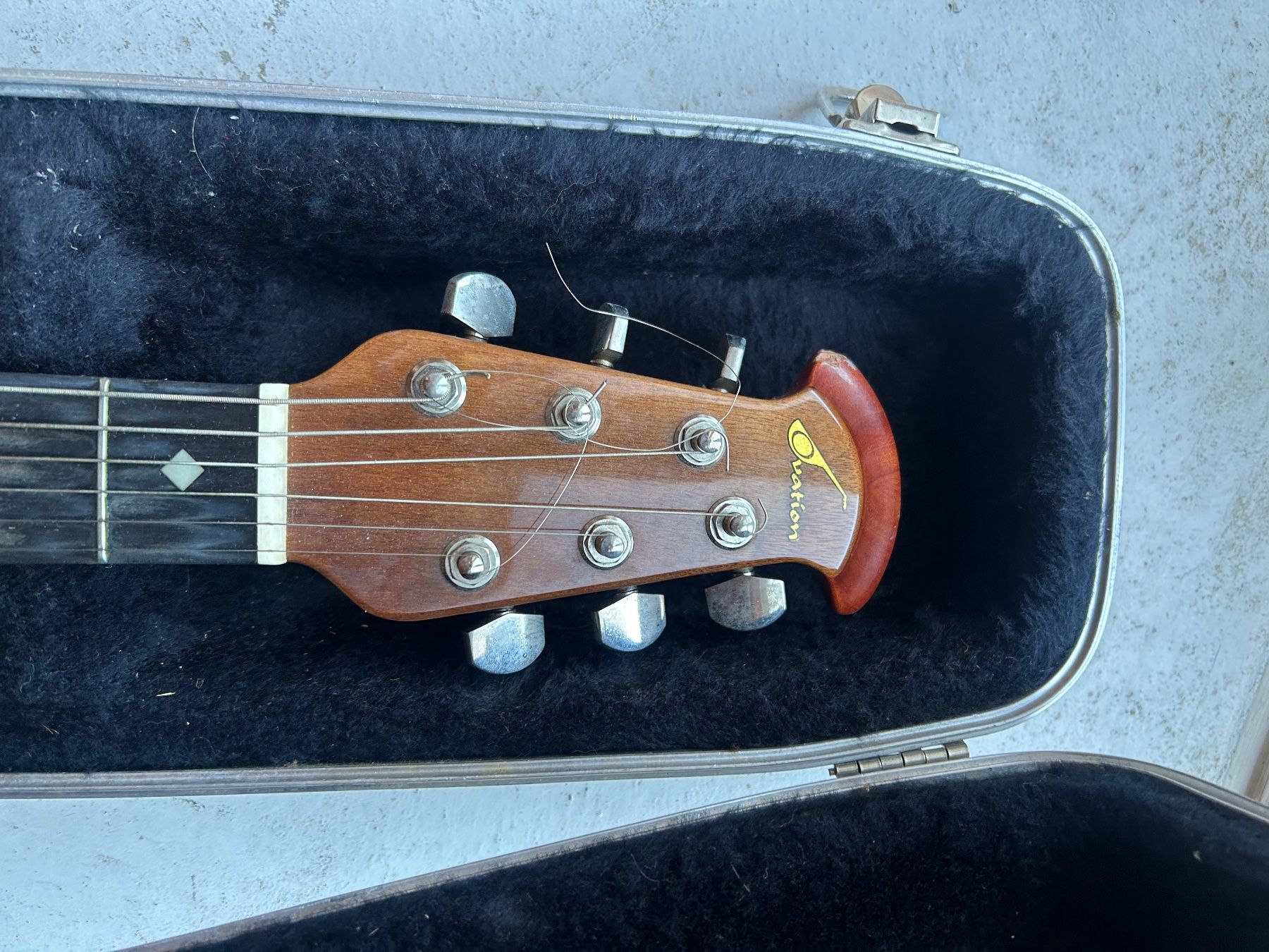 Ovation Strumenti musicali: Ovation Gitarre mit Koffer – Usato da Huttwil venduto da Hallihall3 2