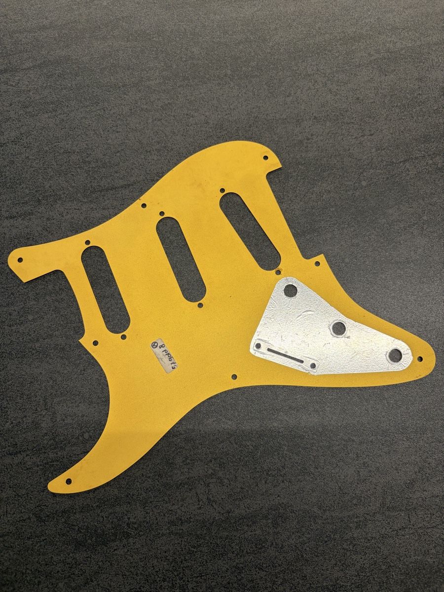 Fender Strumenti musicali: Fender Stratocaster Pickguard Gold anodized Heavy Relic – Usato da Oberbüren venduto da VanillaGorilla87 3